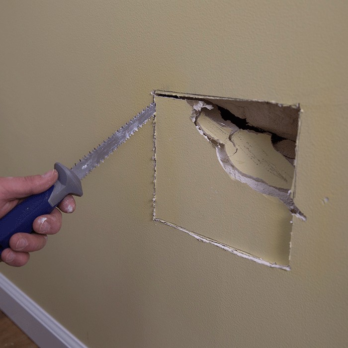 Как закрыть дырку в обоях на стене