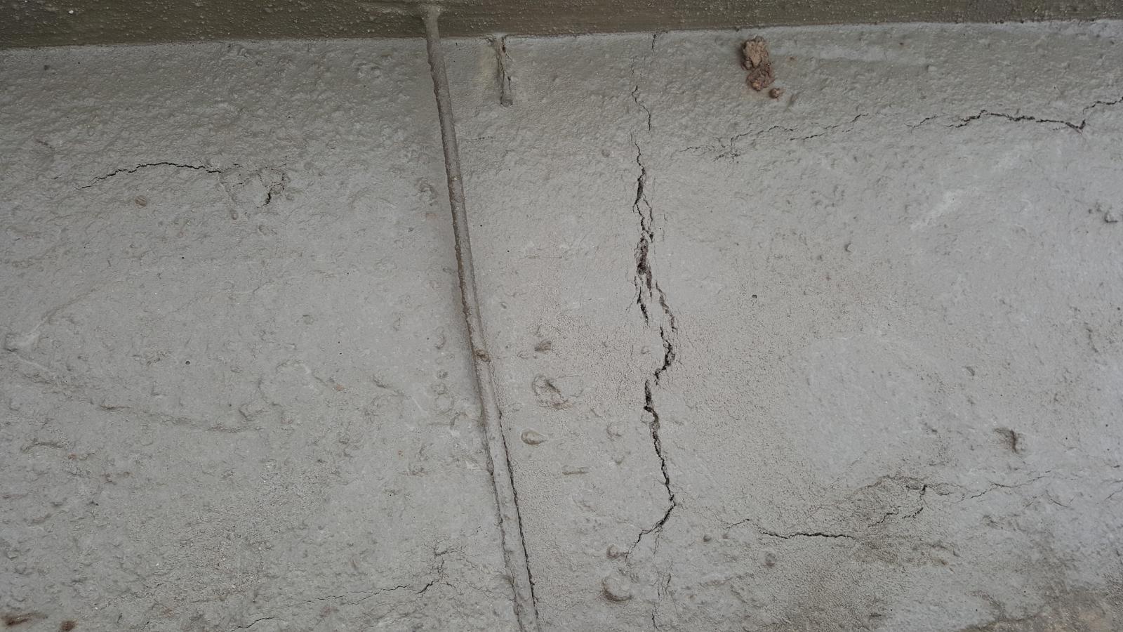 Дефект трещина. Усадочные трещины в бетоне. Усадочные трещины в плите фундамента. Отслоение защитного слоя бетона. Усадочные трещины в железобетонных балках.
