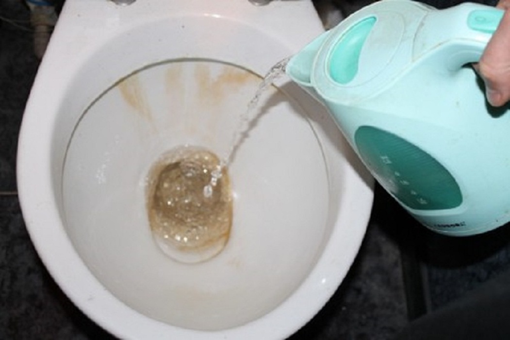 Почему поднимается вода в унитазе. Прочистить засор в унитазе в домашних условиях. Засор канализации унитаза.